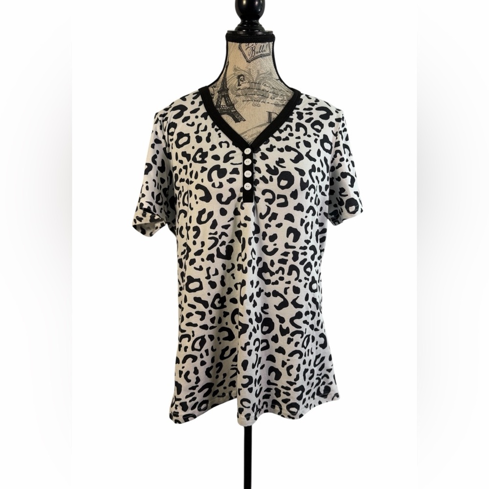 Shirley & Stone V-Neck Short Sleeve Leopard Print Top - Black & White Size M